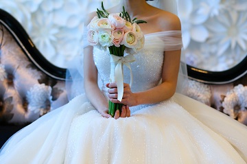 ブライダルドレスを着てブーケを持つ花嫁