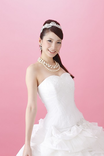 白いウェディングドレスのヘアメイクモデル