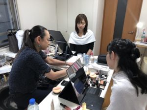 ヘアメイクレッスンを受ける鏡の前の生徒たち