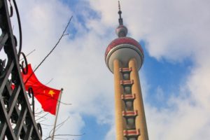 中国国旗の横でそびえ立つ上海タワー