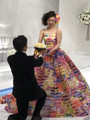 ブライダル会場でプロポーズを受けるドレスを着た花嫁