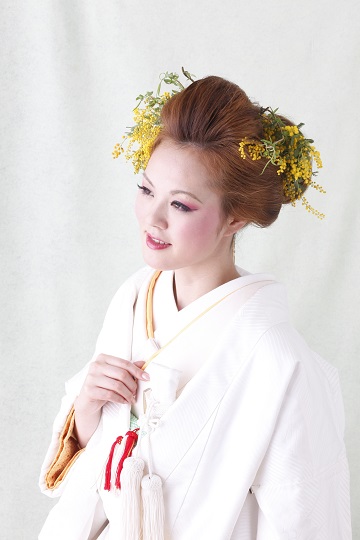 白無垢を着たミスユニバース日本代表のヘアメイクモデル