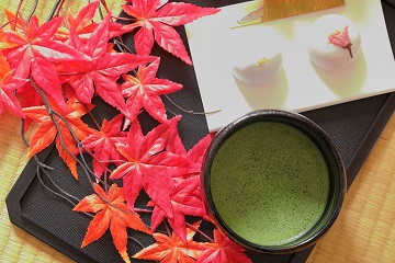 盆にのる紅葉と抹茶と和菓子