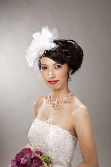 白いヘッドドレスを被るウェディングヘアメイクモデル